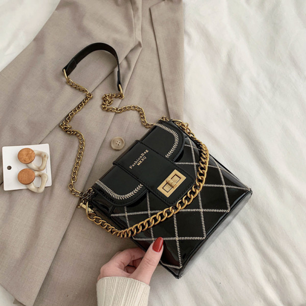 Stílusos női táska hímzéssel és fém fogantyúval