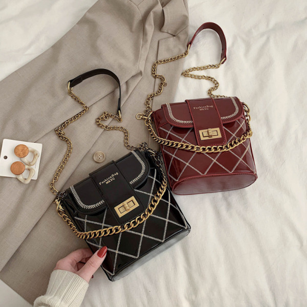 Stílusos női táska hímzéssel és fém fogantyúval