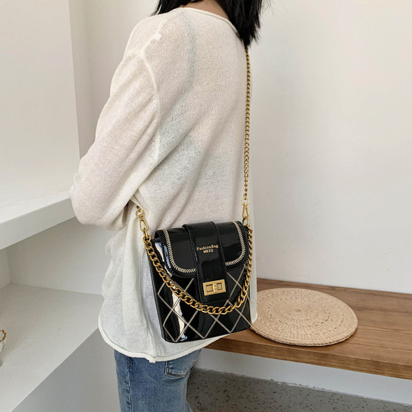 Stílusos női táska hímzéssel és fém fogantyúval