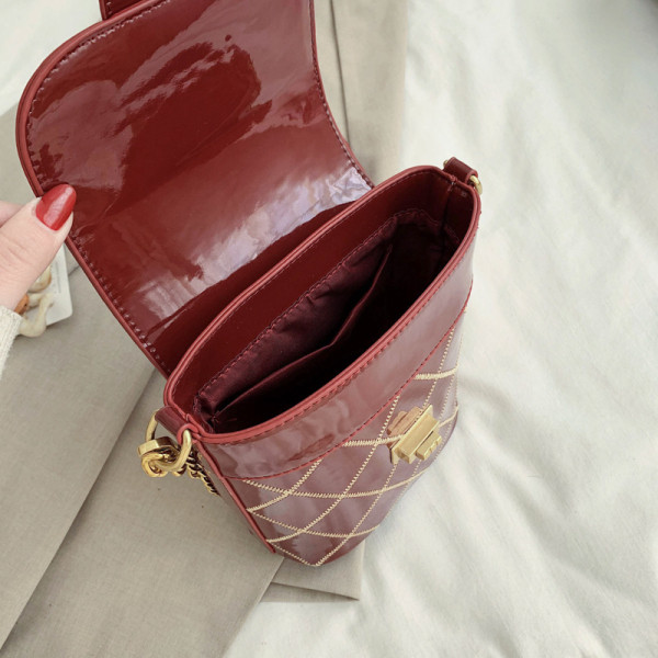 Stílusos női táska hímzéssel és fém fogantyúval