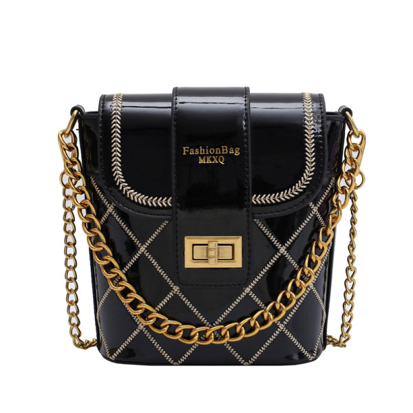 Stílusos női táska hímzéssel és fém fogantyúval