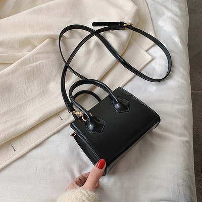 Mini női lakkbőr táska rövid és hosszú füllel