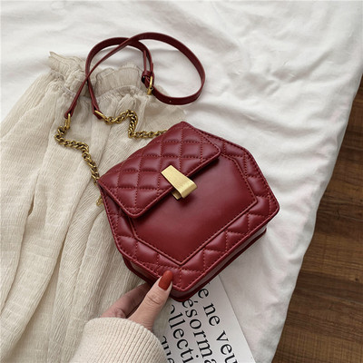 Γυναικεία έκο δερμάτινη τσάντα με μεταλλικό κούμπωμα