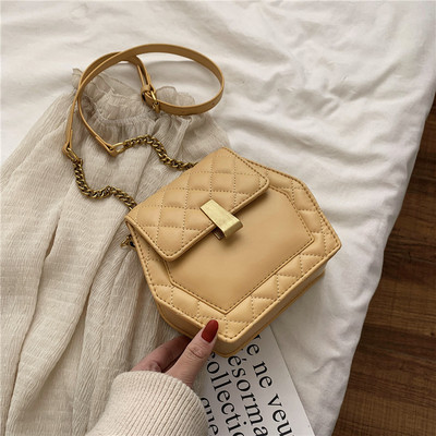 Γυναικεία έκο δερμάτινη τσάντα με μεταλλικό κούμπωμα