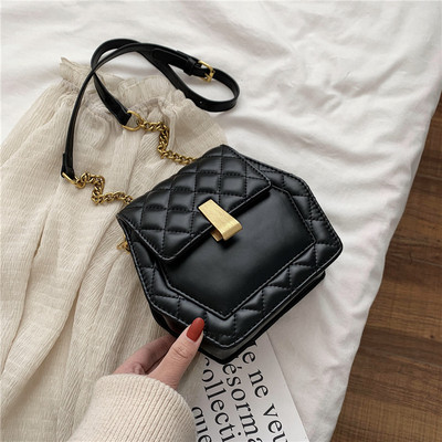 Γυναικεία έκο δερμάτινη τσάντα με μεταλλικό κούμπωμα