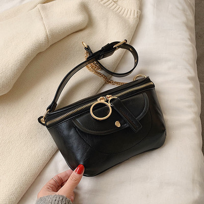 Συμπαγής γυναικεία έκο δερμάτινη τσάντα με μεταλλικά στοιχεία