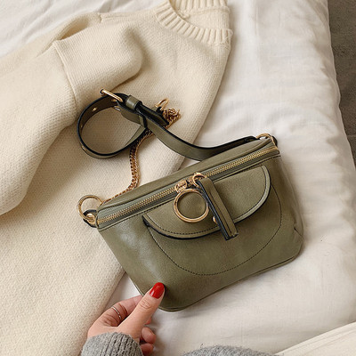 Συμπαγής γυναικεία έκο δερμάτινη τσάντα με μεταλλικά στοιχεία