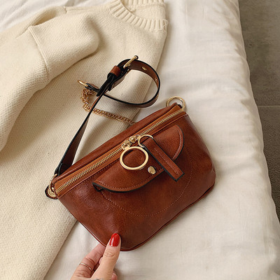 Συμπαγής γυναικεία έκο δερμάτινη τσάντα με μεταλλικά στοιχεία