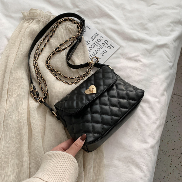 Női bőrtáska hosszú füllel és szív alakú fém csattal