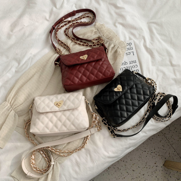 Női bőrtáska hosszú füllel és szív alakú fém csattal