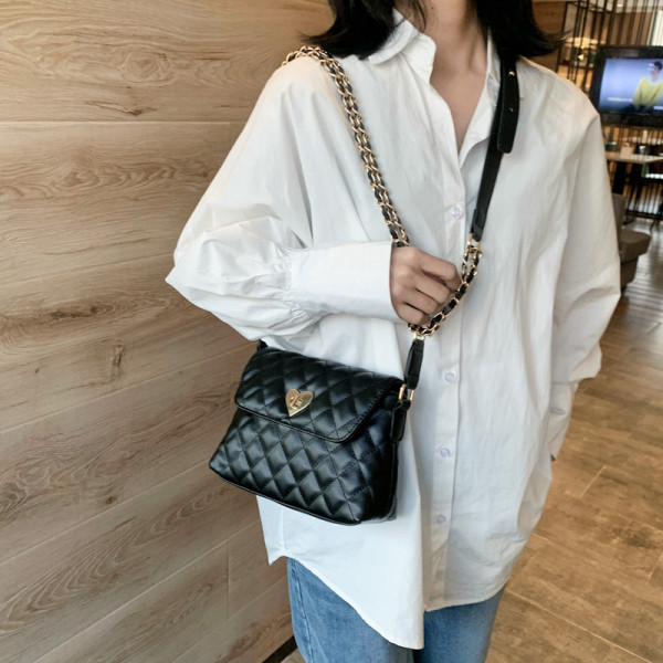 Női bőrtáska hosszú füllel és szív alakú fém csattal