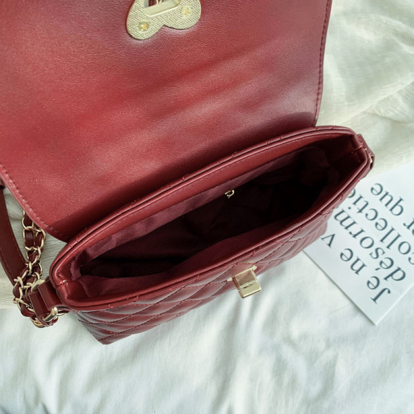 Női bőrtáska hosszú füllel és szív alakú fém csattal