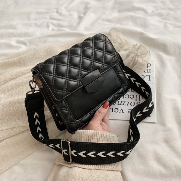 Modern női táska széles vállfogantyúval és fém csattal