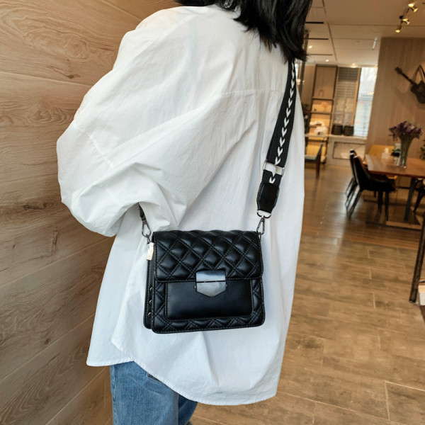 Modern női táska széles vállfogantyúval és fém csattal