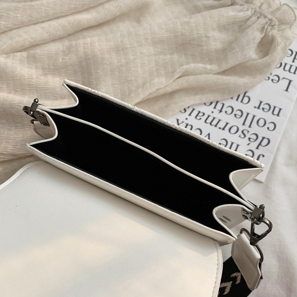 Modern női táska széles vállfogantyúval és fém csattal