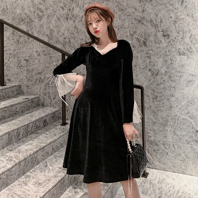 Retro női fekete bársony ruha spitz nyakkivágással és tüll elemekkel