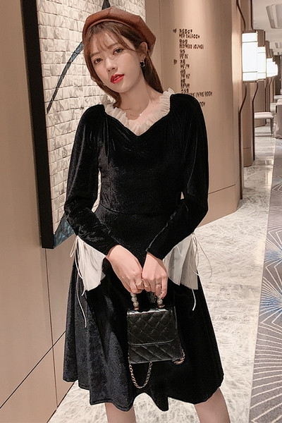 Retro női fekete bársony ruha spitz nyakkivágással és tüll elemekkel
