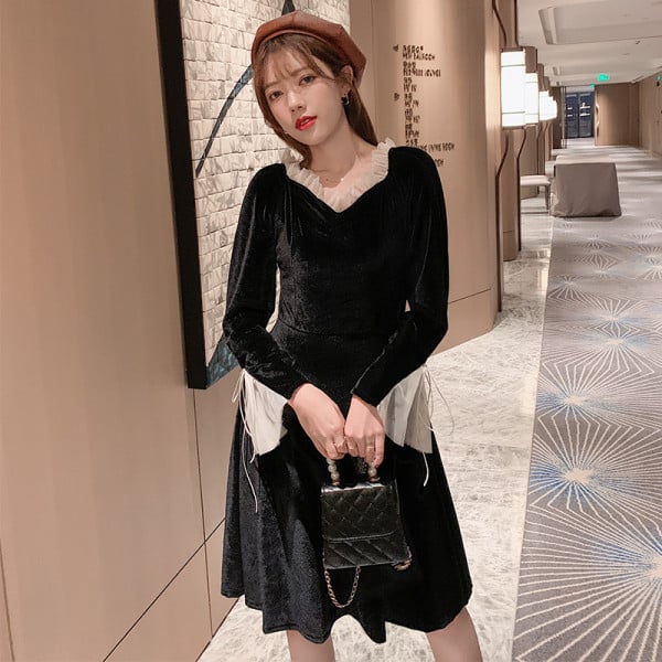 Retro női fekete bársony ruha spitz nyakkivágással és tüll elemekkel