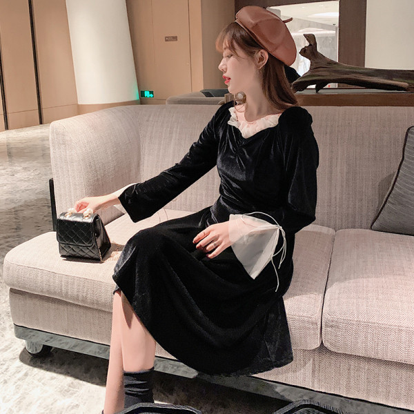 Retro női fekete bársony ruha spitz nyakkivágással és tüll elemekkel