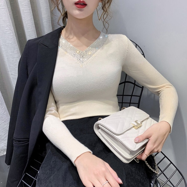 Εντυπωσιακή γυναικεία μπλούζα με V-neck και χάντρες