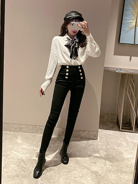 Moodsad naiste mustad püksid kõrge vöökoha ja nööpidega