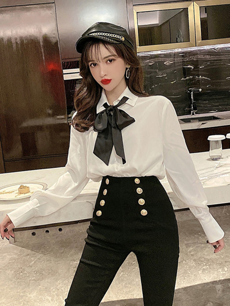 Moodsad naiste mustad püksid kõrge vöökoha ja nööpidega