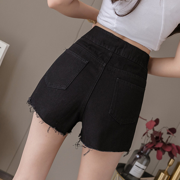 Aszimmetrikus farmer rövidnadrág szakadt motívumokkal és csattal