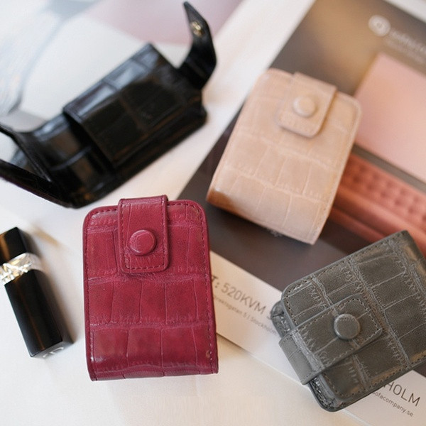 Малък преносим кожен калъф с огледало подходящ за съхранение на червило