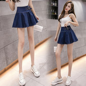 Rövid női farmerszoknya magas derékkal és csatokkal