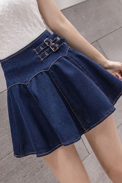 Rövid női farmerszoknya magas derékkal és csatokkal