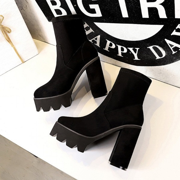 Öko velúrból készült modern női csizma, magas, vastag sarokkal