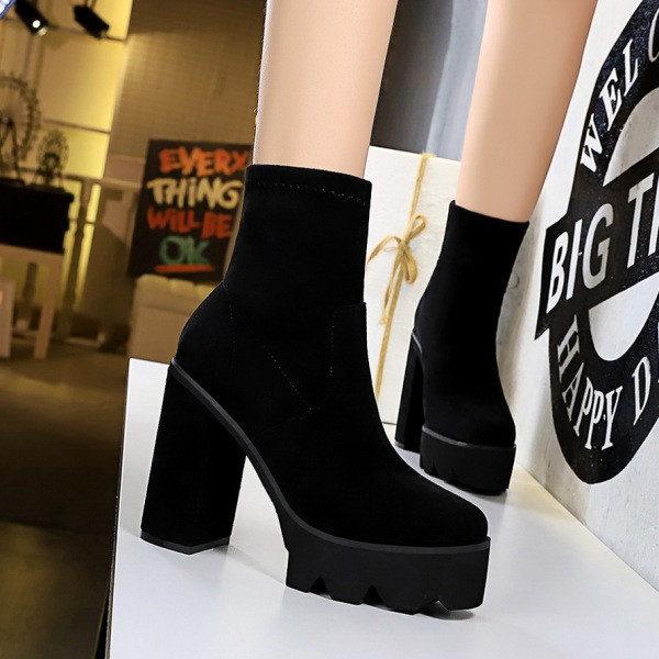 Öko velúrból készült modern női csizma, magas, vastag sarokkal