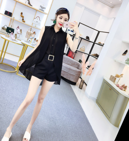 Modern szett sifon ujjatlan ingből és magas derekú rövidnadrágból