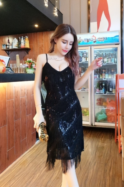 Új modell női ruha V-nyakkal, rojtokkal és flitterekkel