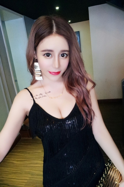 Új modell női ruha V-nyakkal, rojtokkal és flitterekkel