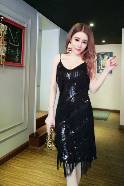 Új modell női ruha V-nyakkal, rojtokkal és flitterekkel