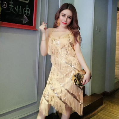 Új modell női ruha V-nyakkal, rojtokkal és flitterekkel