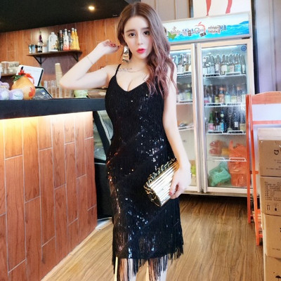 Új modell női ruha V-nyakkal, rojtokkal és flitterekkel