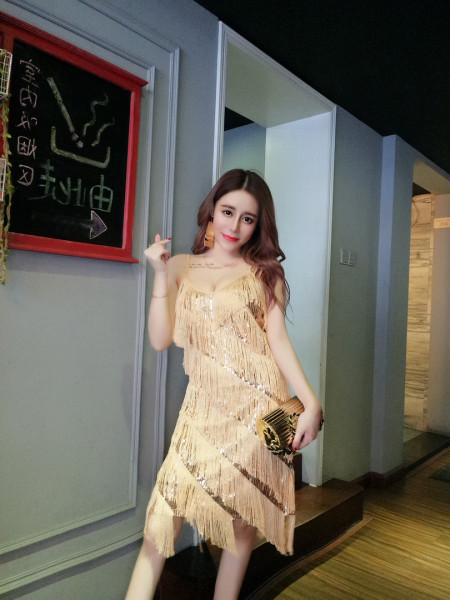 Új modell női ruha V-nyakkal, rojtokkal és flitterekkel