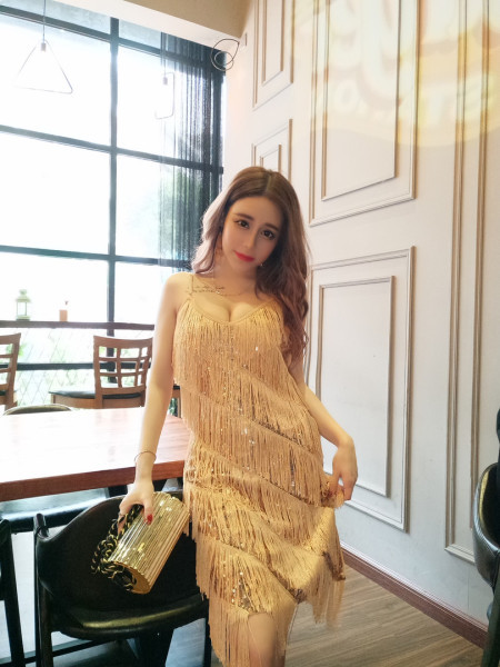 Új modell női ruha V-nyakkal, rojtokkal és flitterekkel