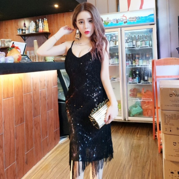 Új modell női ruha V-nyakkal, rojtokkal és flitterekkel