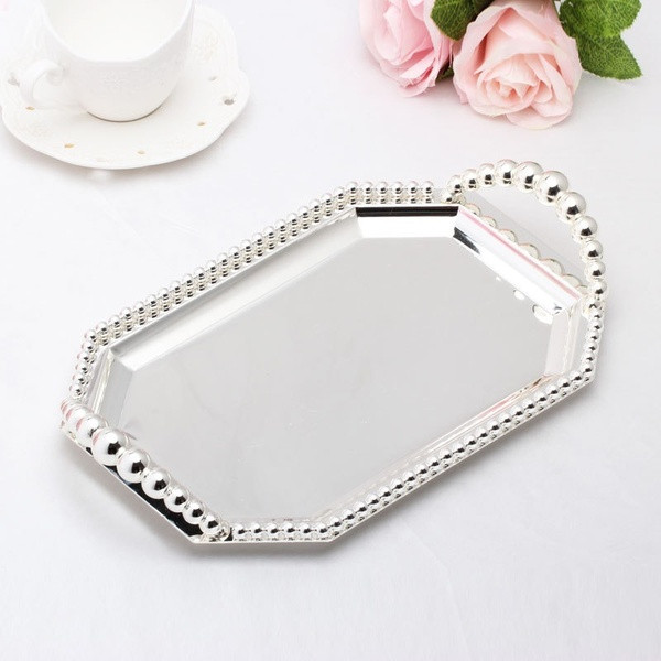 Metalinis padėklas su rankenomis, tinkantis maistui ir gėrimams patiekti