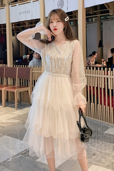 Elegáns női hosszú ruha tüllel és flitterekkel