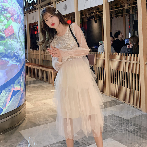 Elegáns női hosszú ruha tüllel és flitterekkel