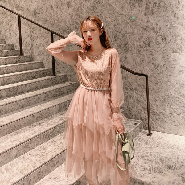 Elegáns női hosszú ruha tüllel és flitterekkel