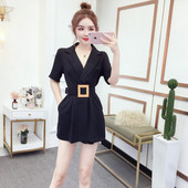 Új modell modern rövid jumpsuit övvel és V-nyakkal