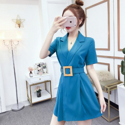 Új modell modern rövid jumpsuit övvel és V-nyakkal