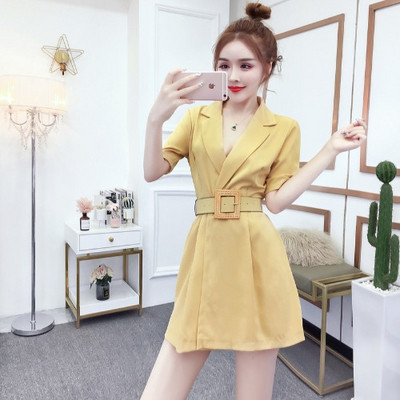 Új modell modern rövid jumpsuit övvel és V-nyakkal