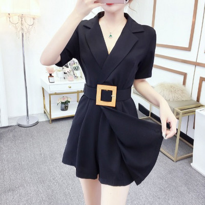 Új modell modern rövid jumpsuit övvel és V-nyakkal