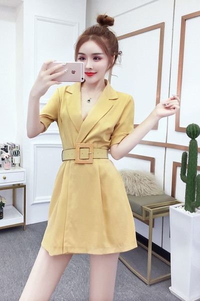 Új modell modern rövid jumpsuit övvel és V-nyakkal